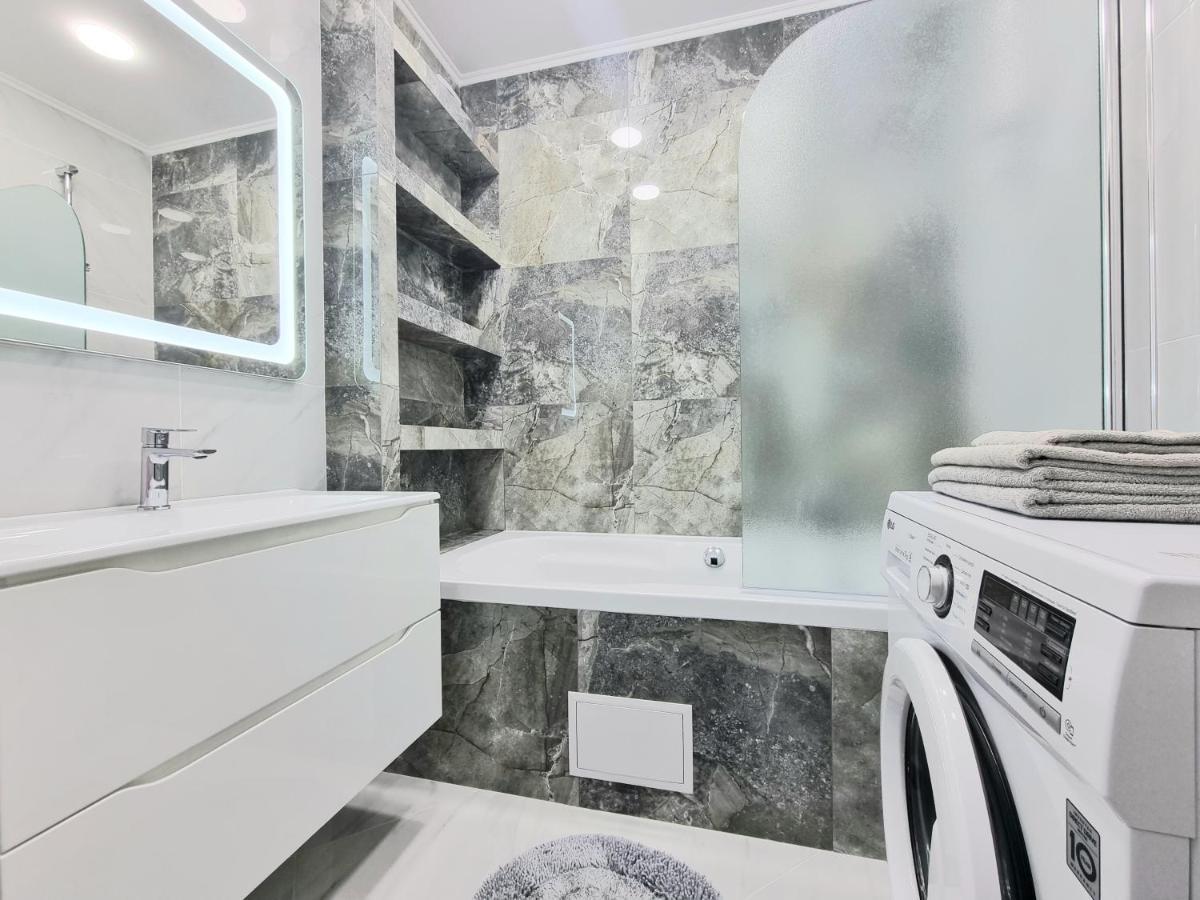 Center, Albisoara Str., 1Bedroom And Living With Balcony キシナウ エクステリア 写真
